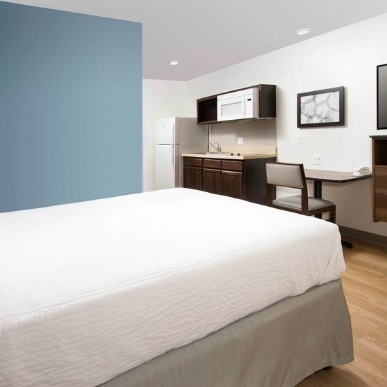 Bedroom view of Woodspring Suites Broken Arrow