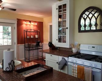 Shenandoah Sweet - Enjoy Spring blossoms in the Valley! - Edinburg - Kitchen