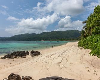 Le Relax Hotel and Restaurant - Anse Royale - Beach