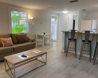 Turtle Beach Resort - Siesta Key - Living room