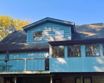 3BR Farmhouse Retreat Country comfort with farm animals, trails & cozy spaces - Carlton - Edificio