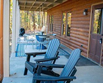 Cozy Top of Mountain Cabin overlooking Meichtry Vineyards; 1.5hrs from Atlanta - Talking Rock - Patio