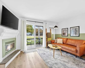 King Bed, Walk or Bike to town, EV, Pets OK - Ellicottville - Living room