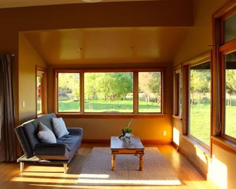 The Barn Cabins & Camp - Marahau - Living room