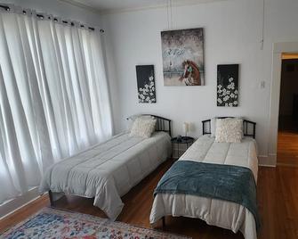 Spacious 4-bedroom house in the heart of the Garden District with ample parking. - Monroe - Bedroom