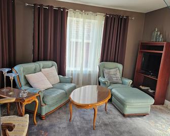 Amazing Peace Chalet Oasis - Rockies Doorway / Easy 20 min commute Calgary South - High River - Obývací pokoj