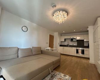 1-Bed Apt Sleeps 4 Central To Shops & Transport - London - Phòng khách