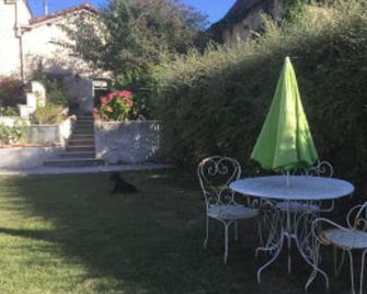 Near Aubeterre,Peaceful Cottage With Lovely Views and Pool in the Dordogne - Saint-Privat-en-Périgord - Patio