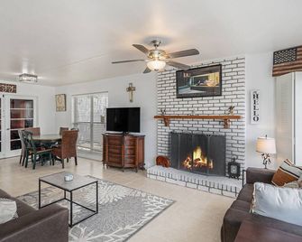 Spacious 4-bedroom house in Splendor of Severn Davis Islands! - Tampa - Living room