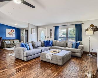 The Perfect Spot In The Heart Of The City! - Lakewood - Living room