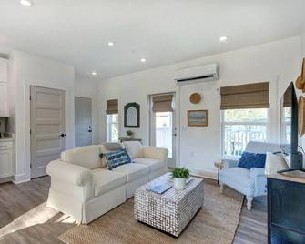 Cotton Bleu- Coastal Convenience & Close to SAV by Lucky Savannah - Thunderbolt - Living room