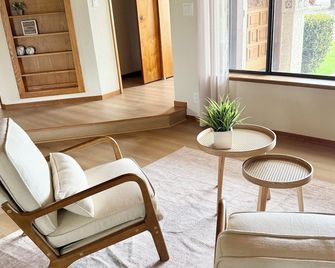 Spacious & Serene Orchard Home w/patio & Pool - Corning - Huiskamer