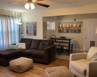 Super cute getaway home!! - Benton - Living room