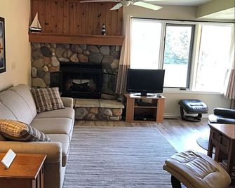 Cozy Getaway Near All The Fun! Harbor Springs/Petoskey - Harbor Springs - Living room