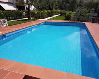 Appartamenti Albatros - Brenzone - Pool