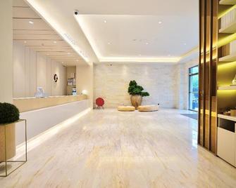 Ji Hotel Shanghai Hongqiao Yan'an Xi Road - Shanghai - Front desk