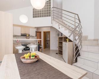 3 Bedroom Gorgeous Apartment In Kastav - Kastav - Kitchen