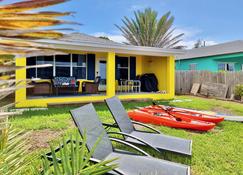 Oceanside house with private tropical garden, kayaks and a paddle board. - Spanish Wells - Patio