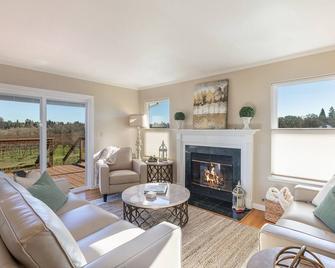 Beautiful Vineyard Ranch House - Sebastopol - Living room