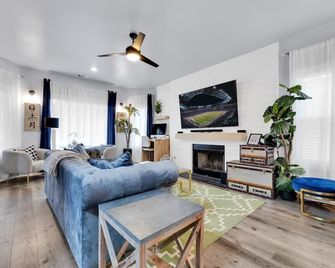 Entire House, 3br, 2.5 Baths, Sleeps 8, Perfect Location Downtown Atl - Atlanta - Living room