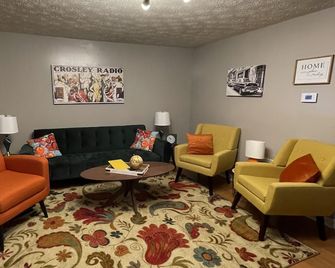“our little retro scene” No cleaning fee and no Taxes all include. - Gallipolis - Lounge