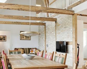 Nostalgic Charm In A Yellow Timber House - Sakskøbing - Eetruimte