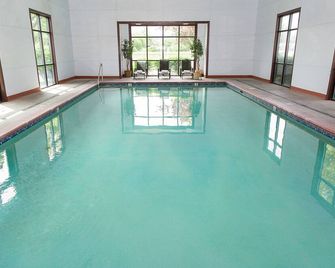Rogue Regency Inn and Suites - Medford - Pool