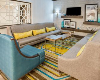 Hampton Inn Monterey - Monterey - Living room