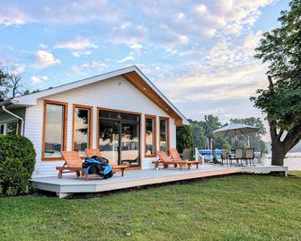 LakeFront Home W/ Guest House 200ft Beach Panoramic Views Sleeps 10 - Whitmore Lake - Patio