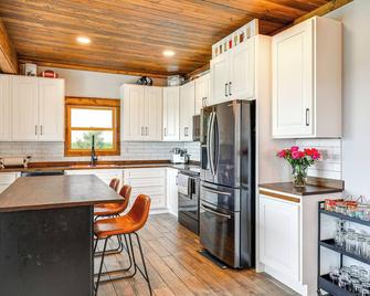 Family-Friendly Seward Home with Sauna and Pool! - Seward - Kitchen