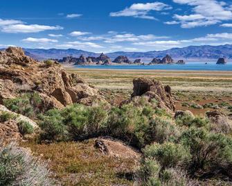 Hiking in the Sierra Nevadas and skiing at Lake Tahoe! - Reno - Bygning