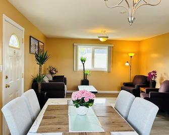 Midnight Sun Inn - Whitehorse - Dining room