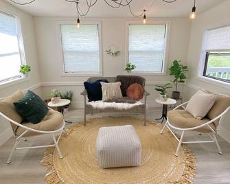 Comfortable & Elegant Home - Columbia - Living room