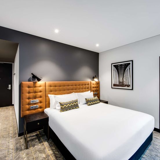 Vibe Hotel North Sydney image 1