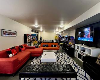 Space To Chill & Work in the Center of Everything - Severn - Lounge