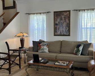The Yellow House - We Are Back From Hiatus - Steps To The Beach! - East End - Living room