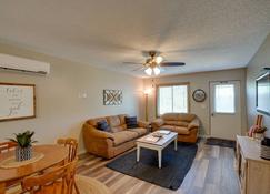 Sacajawea Suite with Deck Near Trails and Sites! - Medora - Salon