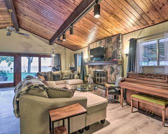 Lakefront Forestville Paradise With Priv - Forestville - Living room