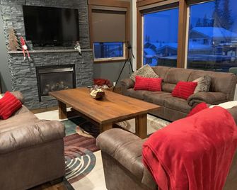 'Ski in-Shuttle out' Altitude Chalet, Hot Tub, Mtn Views, close to village, - Sun Peaks - Salon