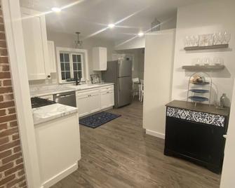 Walk to downtown - Hayward - Kitchen