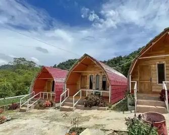 Penginapan puncak Dua Mitra RedDoorz - Berastagi - Edificio