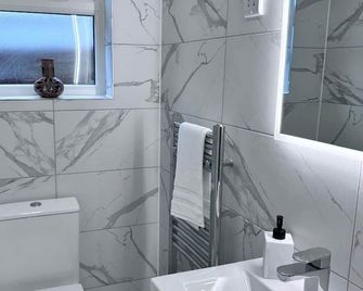 Budget Friendly 3Bed Ensuite with Garden Watford Junction London - Уотфорд - Ванна кімната