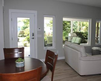 Your Peaceful Retreat On The Ocean. - Sechelt - Living room