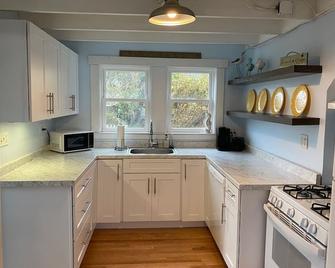 2-minute walk to private beach - Sunrise Beach House Marshfield! - Marshfield - Cocina