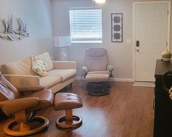 Cozy Getaway w/ fenced yard - Floral City - Sala de estar