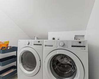 Walk To Pnc & Acrisure, King Bed, Spa Baths, Outdoor Oasis, 2 Private Parking - Pittsburgh - Laundry facility