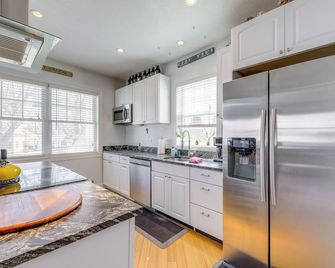 Steps to Short Sand Beach: Retreat w/ Game Room! - York - Cozinha