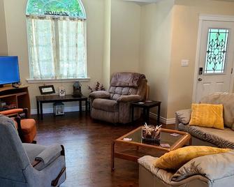 Stay in Canada! Come to Lake Huron 4 your vacation, there's lots to see and do! - Kincardine - Living room