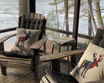 Waterfront Private Dock Cozy Cabin Pleasant Mt. 30m To Conway - Bridgton - Living room