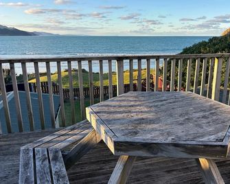 Waiwhare on the Beach - Beach Front Property - Castlepoint - Balcón